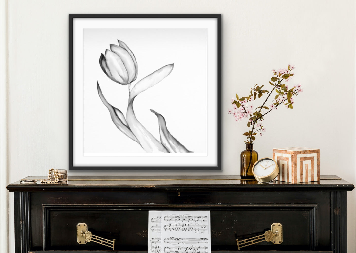 1 Tulip Black & White